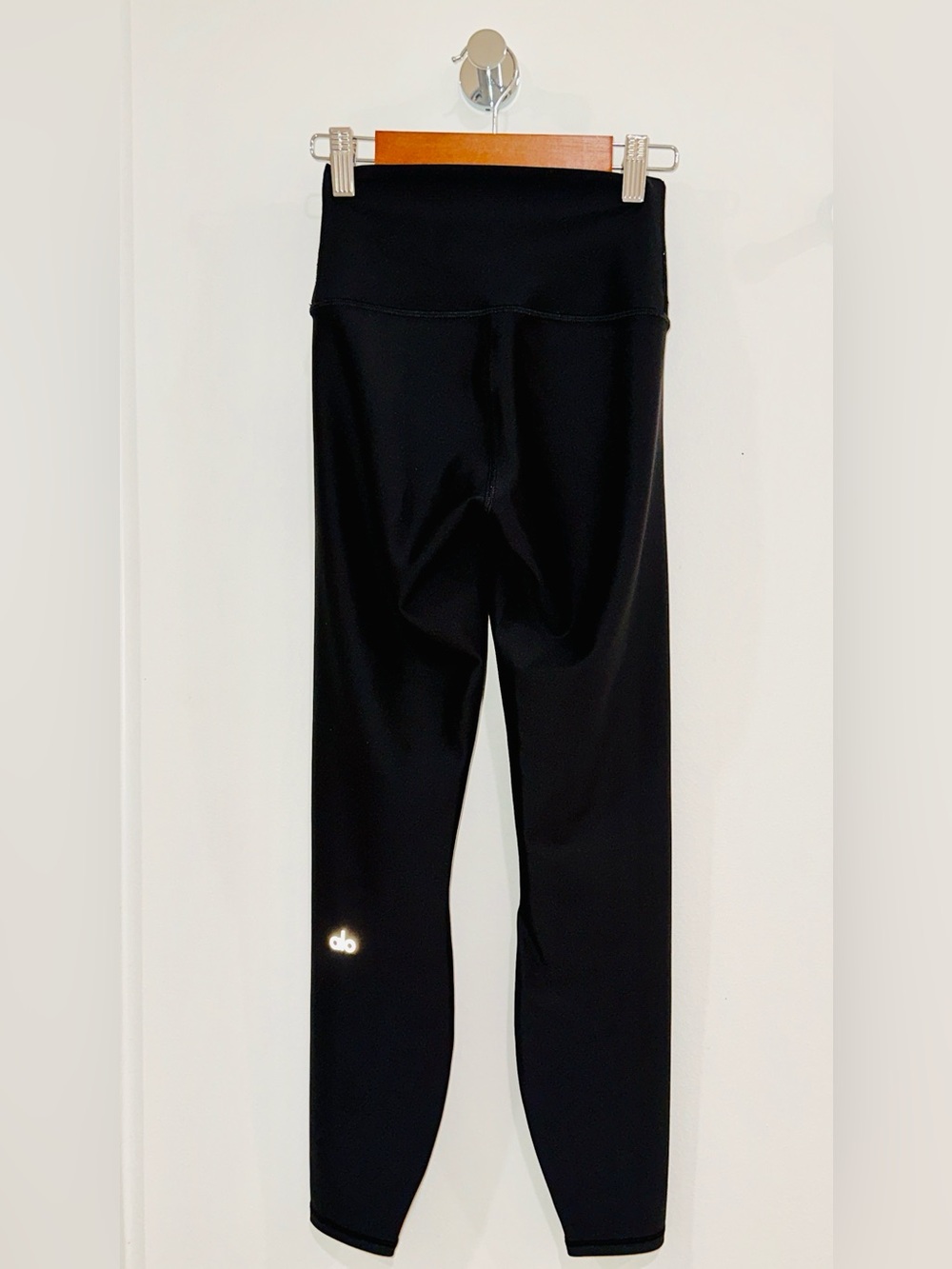 Alo Yoga Airlift 7/8 High-Waist Leggings 
Size: XXS. Color: black